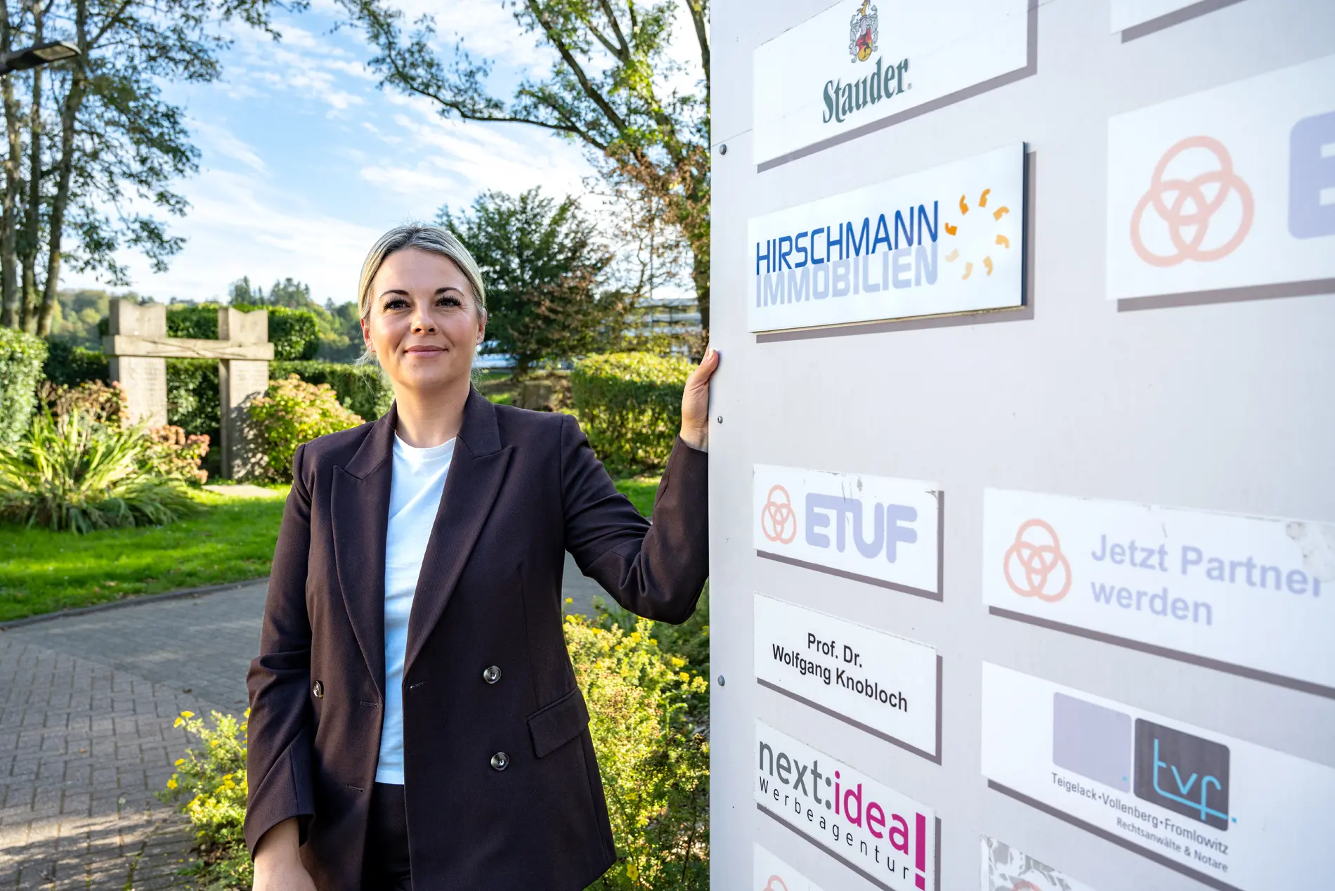 Shary Veldhoen an der Sponsorentafel des ETUF